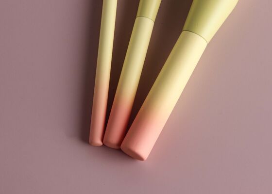 Vonira Beauty Luxury Precision Highlighter Brush Dengan Genggam Kayu Berwarna Gradient